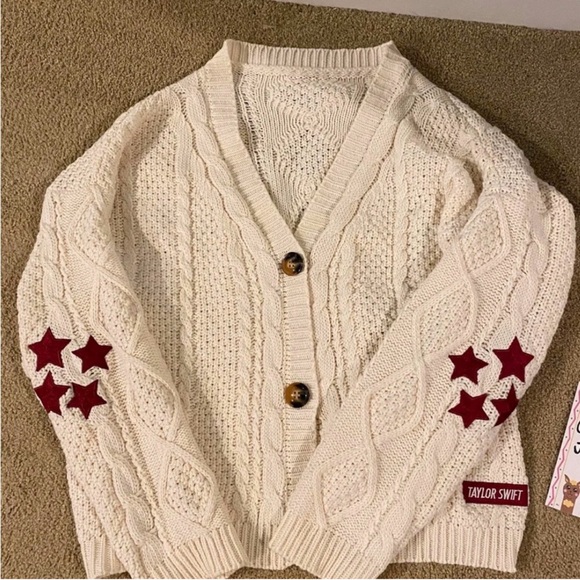 Taylor Swift Cream Cable Knit Cardigan with Red Star Detail - Picture 2 of 5
